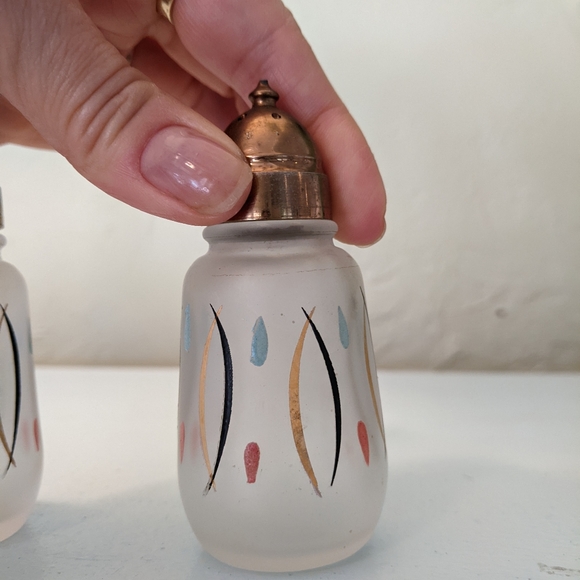 SOLD ETSYAtomic Mid Century Vintage Hazel Atlas Salt and Pepper Set - Picture 5 of 11
